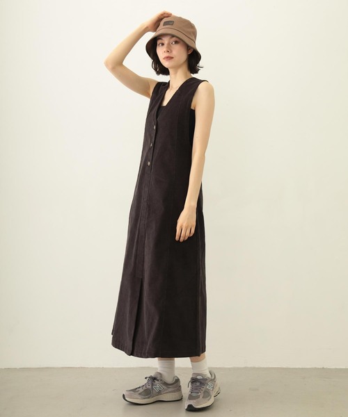 MILKFED.(ミルクフェド)の「CORDUROY JUMPER SKIRT(ワンピース・レディース・チャコール/ベージュ/パープル・ONE SIZE)」の2枚目の写真