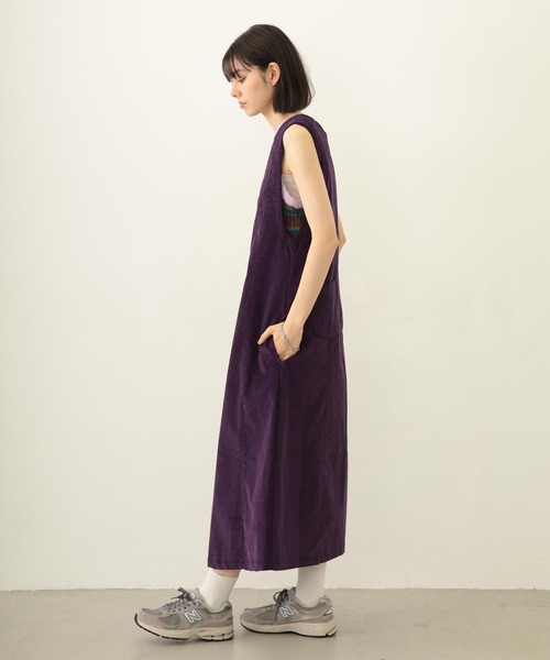 MILKFED.(ミルクフェド)の「CORDUROY JUMPER SKIRT(ワンピース・レディース・チャコール/ベージュ/パープル・ONE SIZE)」の6枚目の写真