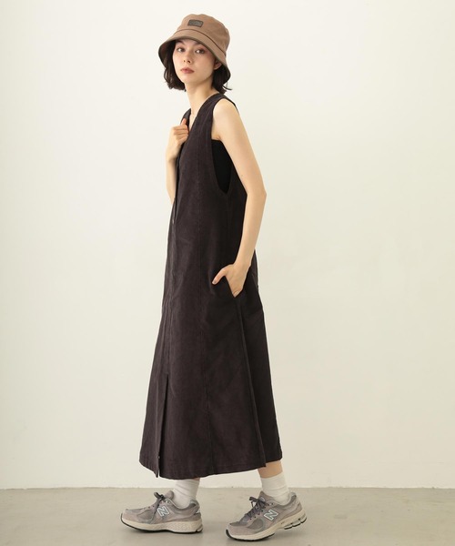 MILKFED.(ミルクフェド)の「CORDUROY JUMPER SKIRT(ワンピース・レディース・チャコール/ベージュ/パープル・ONE SIZE)」の11枚目の写真