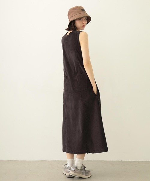 MILKFED.(ミルクフェド)の「CORDUROY JUMPER SKIRT(ワンピース・レディース・チャコール/ベージュ/パープル・ONE SIZE)」の13枚目の写真
