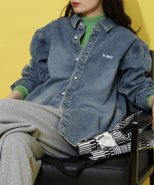 NERDY(ノルディ)の「NYデニムシャツ(シャツ/ブラウス・メンズ・ブルー/ネイビー・S/M/L)」の6枚目の写真