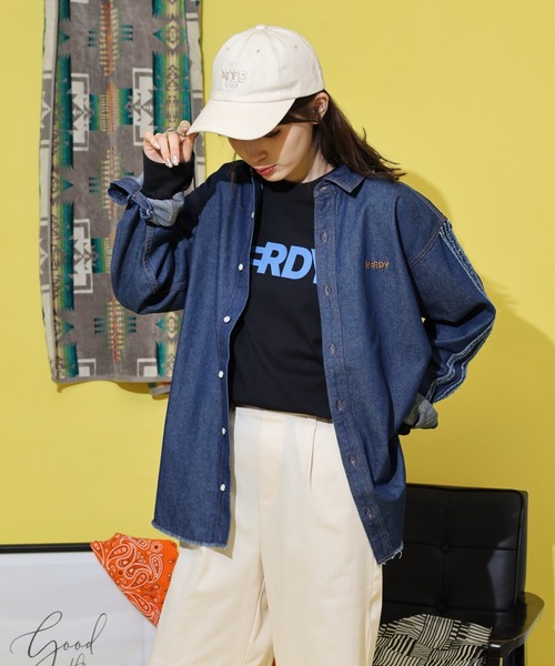 NERDY(ノルディ)の「NYデニムシャツ(シャツ/ブラウス・メンズ・ブルー/ネイビー・S/M/L)」の13枚目の写真