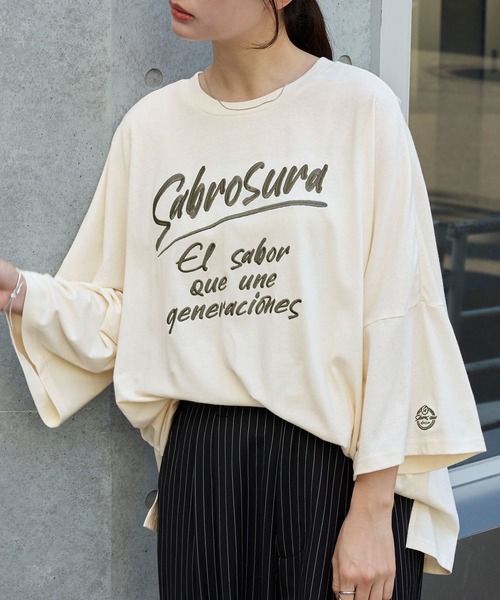 MONO-MART(モノマート)の「前後2WAY フロントデザイン/バックデザイン グラフィック刺繍 オーバーサイズ半袖Tシャツ(Tシャツ/カットソー・レディース・オートミール/オフホワイト/ナチュラル/ホワイト系1/ホワイト系/ブラック/グレー系/チャコールグレー/グレー系1/ベージュ系/ワインレッド/ネイビー/モカ・L/M)」の2枚目の写真