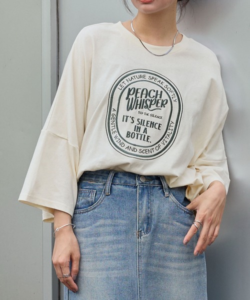 MONO-MART(モノマート)の「前後2WAY フロントデザイン/バックデザイン グラフィック刺繍 オーバーサイズ半袖Tシャツ(Tシャツ/カットソー・レディース・オートミール/オフホワイト/ナチュラル/ホワイト系1/ホワイト系/ブラック/グレー系/チャコールグレー/グレー系1/ベージュ系/ワインレッド/ネイビー/モカ・L/M)」の3枚目の写真