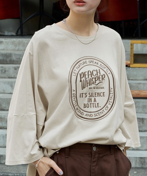 MONO-MART(モノマート)の「前後2WAY フロントデザイン/バックデザイン グラフィック刺繍 オーバーサイズ半袖Tシャツ(Tシャツ/カットソー・レディース・オートミール/オフホワイト/ナチュラル/ホワイト系1/ホワイト系/ブラック/グレー系/チャコールグレー/グレー系1/ベージュ系/ワインレッド/ネイビー/モカ・L/M)」の11枚目の写真