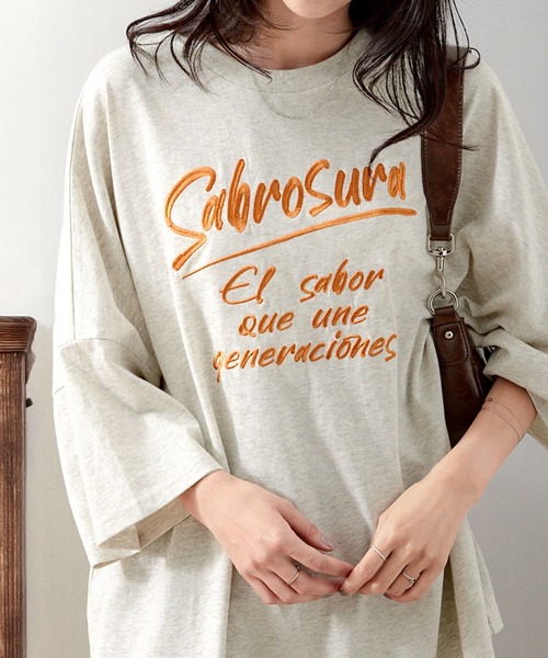 MONO-MART(モノマート)の「前後2WAY フロントデザイン/バックデザイン グラフィック刺繍 オーバーサイズ半袖Tシャツ(Tシャツ/カットソー・レディース・オートミール/オフホワイト/ナチュラル/ホワイト系1/ホワイト系/ブラック/グレー系/チャコールグレー/グレー系1/ベージュ系/ワインレッド/ネイビー/モカ・L/M)」の9枚目の写真