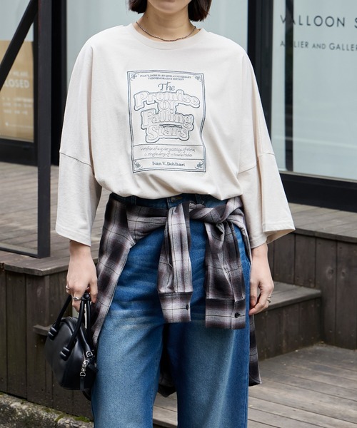 MONO-MART(モノマート)の「前後2WAY フロントデザイン/バックデザイン グラフィック刺繍 オーバーサイズ半袖Tシャツ(Tシャツ/カットソー・レディース・オートミール/オフホワイト/ナチュラル/ホワイト系1/ホワイト系/ブラック/グレー系/チャコールグレー/グレー系1/ベージュ系/ワインレッド/ネイビー/モカ・L/M)」の21枚目の写真