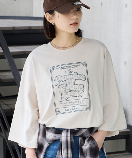 MONO-MART(モノマート)の「前後2WAY フロントデザイン/バックデザイン グラフィック刺繍 オーバーサイズ半袖Tシャツ(Tシャツ/カットソー・レディース・オートミール/オフホワイト/ナチュラル/ホワイト系1/ホワイト系/ブラック/グレー系/チャコールグレー/グレー系1/ベージュ系/ワインレッド/ネイビー/モカ・L/M)」の17枚目の写真