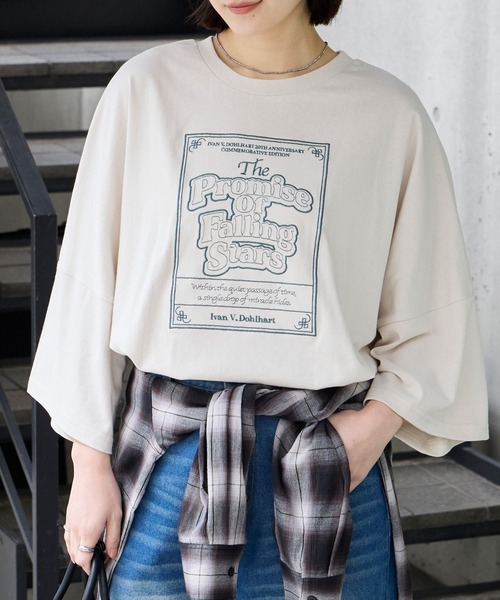 MONO-MART(モノマート)の「前後2WAY フロントデザイン/バックデザイン グラフィック刺繍 オーバーサイズ半袖Tシャツ(Tシャツ/カットソー・レディース・オートミール/オフホワイト/ナチュラル/ホワイト系1/ホワイト系/ブラック/グレー系/チャコールグレー/グレー系1/ベージュ系/ワインレッド/ネイビー/モカ・L/M)」の16枚目の写真