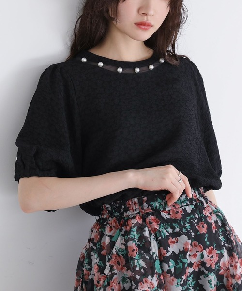 somari imagination(ソマリ イマジネーション)の「フェイクパール付きフラワージャカードブラウス(シャツ/ブラウス・レディース・ブラック/オフホワイト・2/1)」の1枚目の写真