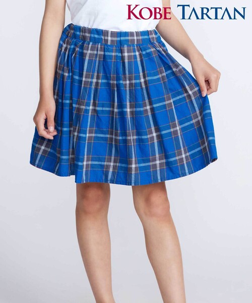 BeBe(ベベ)の「【お揃い】【神戸タータン×BeBe】チェックギャザーインナーパンツ付きスカート(90~160cm)(スカート・キッズ・ブルー系その他・120cm/150cm/130cm/140cm/110cm)」の1枚目の写真