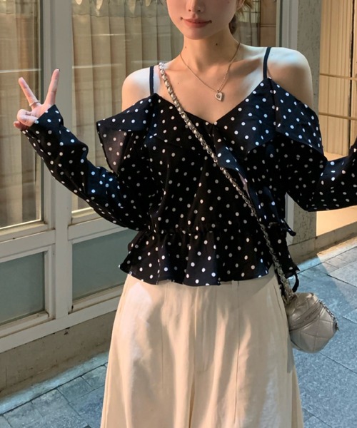 gossip！ロサンゼルス（ゴシップロサンゼルス）の「ドット オフショルダー キャミソールデザインフリルブラウス（シャツ/ブラウス・レディース・ブラック・M）」の3枚目の写真