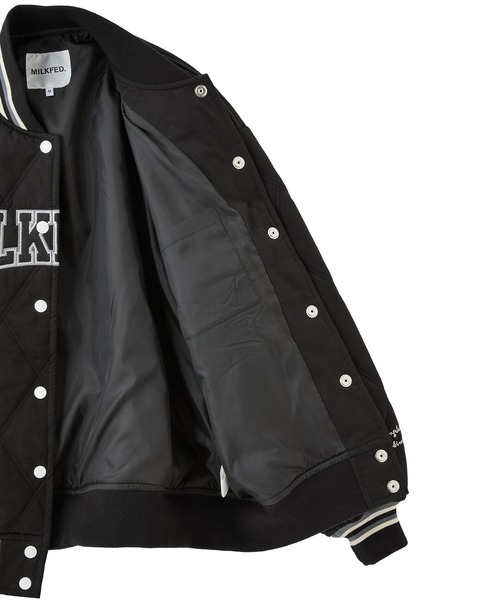 SATIN LOGO PATCH QUILTED JACKET（スタジャン）｜MILKFED