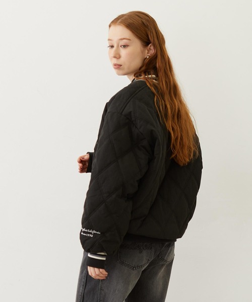 MILKFED.（ミルクフェド）の「SATIN LOGO PATCH QUILTED JACKET（スタジャン・レディース・オフホワイト/ライトブルー/ブラック・S/M）」の4枚目の写真