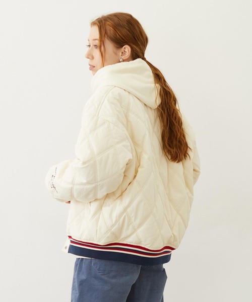 MILKFED.（ミルクフェド）の「SATIN LOGO PATCH QUILTED JACKET（スタジャン・レディース・オフホワイト/ライトブルー/ブラック・S/M）」の13枚目の写真