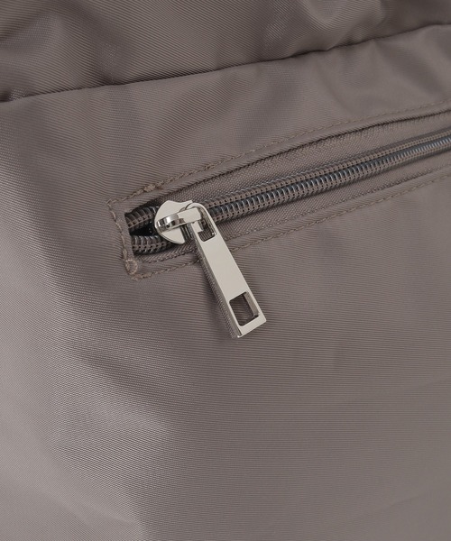 Green Parks(グリーンパークス)の「・furry rate ナイロンドロートート(ハンドバッグ・レディース・ブラック/グレイッシュベージュ・FREE)」の11枚目の写真