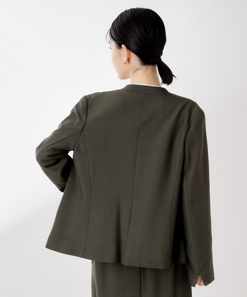 THE SHOP TK （ザ ショップ ティーケー ）の「ビジネスノーカラージャケット【セットアップ可/洗える】/CAVIANシリーズ（ノーカラージャケット・レディース・スミクロ/チャコールグレー・13/12）」の15枚目の写真