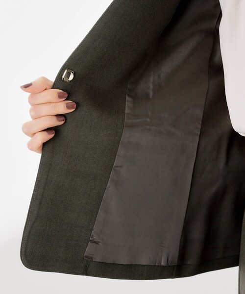 THE SHOP TK （ザ ショップ ティーケー ）の「ビジネスノーカラージャケット【セットアップ可/洗える】/CAVIANシリーズ（ノーカラージャケット・レディース・スミクロ/チャコールグレー・13/12）」の3枚目の写真
