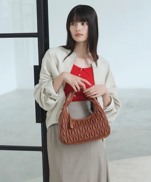 VIS(ビス)の「合皮パイピングキルトアソートブルゾン(ブルゾン・レディース・ブラック/ベージュ/オフホワイト・FREE)」の16枚目の写真