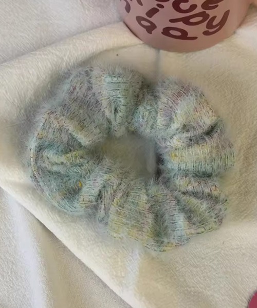 TONE SELECT GOODS(トーンセレクトグッズ)の「【urge select】ミックスカラー シャギー ニット シュシュ(シュシュ・レディース・ピンク系/イエロー系/ブルー系/ホワイト系・FREE)」の2枚目の写真