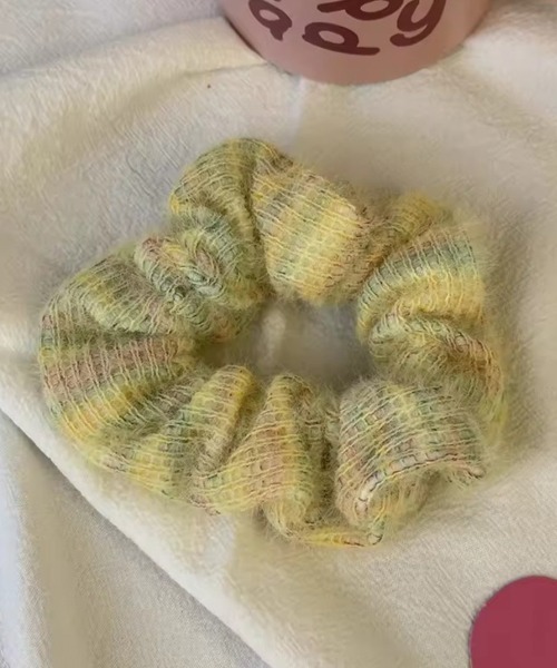 TONE SELECT GOODS(トーンセレクトグッズ)の「【urge select】ミックスカラー シャギー ニット シュシュ(シュシュ・レディース・ピンク系/イエロー系/ブルー系/ホワイト系・FREE)」の3枚目の写真