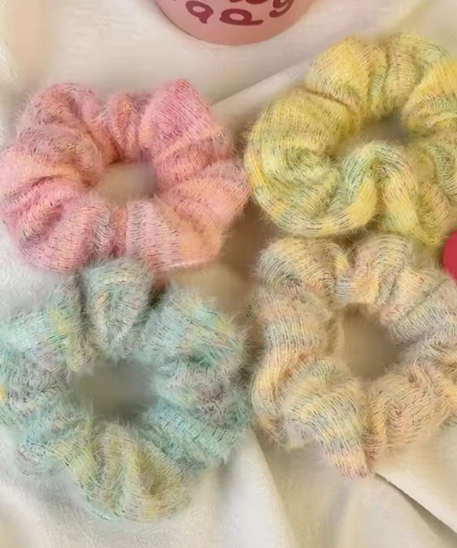 TONE SELECT GOODS(トーンセレクトグッズ)の「【urge select】ミックスカラー シャギー ニット シュシュ(シュシュ・レディース・ピンク系/イエロー系/ブルー系/ホワイト系・FREE)」の5枚目の写真