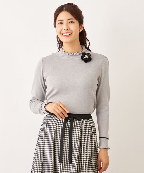 TO BE CHIC(トゥー ビー シック)の「フリルハイネック ニット(ニット/セーター・レディース・グレー系その他2/グリーン系その他3/レッド系その他/ブラック/オフホワイト/ピンク系その他2・40/42)」の3枚目の写真