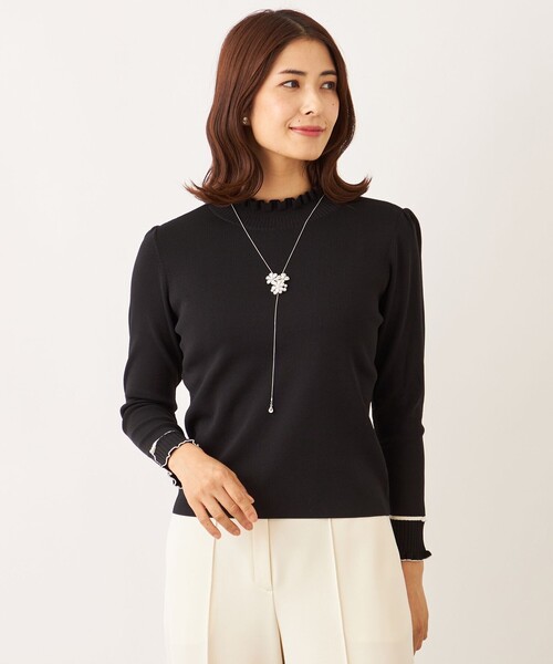 TO BE CHIC(トゥー ビー シック)の「フリルハイネック ニット(ニット/セーター・レディース・グレー系その他2/グリーン系その他3/レッド系その他/ブラック/オフホワイト/ピンク系その他2・40/42)」の1枚目の写真