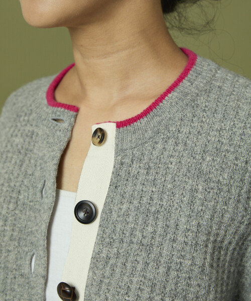 Freada（フリーダ）の「Freada/フリーダ ショート丈 配色 ニットカーディガン（カーディガン/ボレロ・レディース・ダークブラウン/グレー・ONE SIZE）」の4枚目の写真