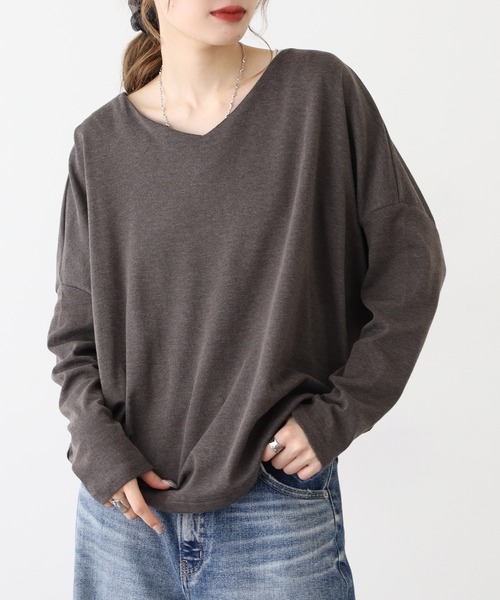 atONE(アットワン)の「ドルマンスリーブVネックTシャツ(Tシャツ/カットソー・レディース・ネイビー/バーガンディー/杢グレー/チャコールグレー/オフホワイト/グレイッシュベージュ/カーキ/ブラック・4L/L/M/LL/3L)」の17枚目の写真