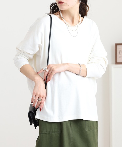 atONE(アットワン)の「ドルマンスリーブVネックTシャツ(Tシャツ/カットソー・レディース・ネイビー/バーガンディー/杢グレー/チャコールグレー/オフホワイト/グレイッシュベージュ/カーキ/ブラック・4L/L/M/LL/3L)」の11枚目の写真