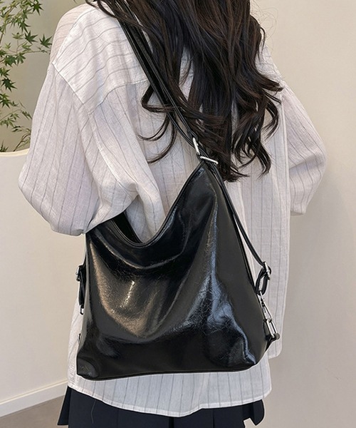 folka(フォルカ)の「11D58-MZ シャイニーレザー調 2way ショルダー リュック(ショルダーバッグ・レディース・ブラック・ONESIZE)」の1枚目の写真