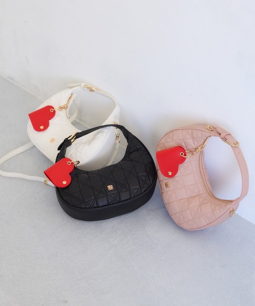 VIS(ビス)の「ハートチャーム付き2WAYキルトバッグ(ハンドバッグ・レディース・オフホワイト/ブラック/ピンク系その他2・FREE)」の4枚目の写真