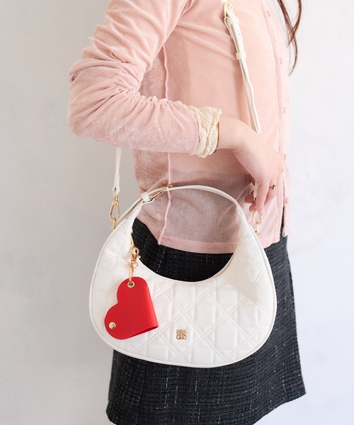 VIS(ビス)の「ハートチャーム付き2WAYキルトバッグ(ハンドバッグ・レディース・オフホワイト/ブラック/ピンク系その他2・FREE)」の8枚目の写真