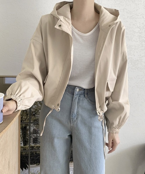 Dewlily(デューリリー)の「カジュアルに寄り添うシンプルデザインで気分よく◎ショート丈ドロストフードジャケット(その他アウター・レディース・アイボリー/ブラック・L/S/M/XL)」の1枚目の写真