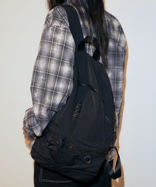MAHAGRID(マハグリッド)の「『mahagrid/マハグリッド』 Two-Pocket Backpack/ツーポケットバックパック(バックパック/リュック・レディース・アイボリー/ブラック・FREE)」の2枚目の写真