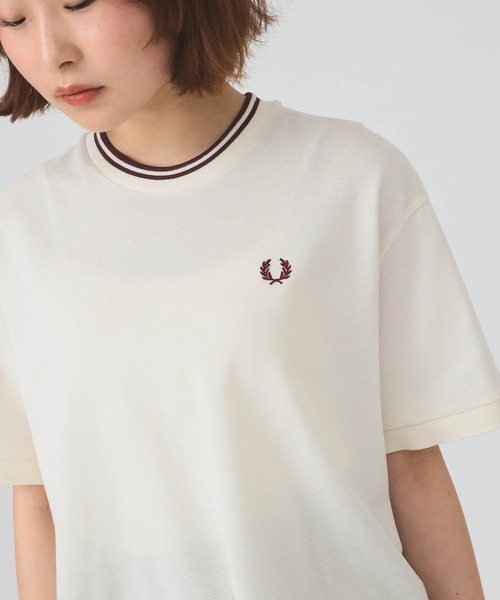 FRED PERRY（フレッドペリー）の「【別注】FRED PERRY / リラックスド ピケ Tシャツ　　26SS フレッドペリー 洗える オーバーサイズ リラックス モード メンズライク ロゴT フレアシルエット 鹿の子 ポロ（Tシャツ/カットソー・レディース・ナチュラル/ブラック/サックスブルー・10）」の4枚目の写真