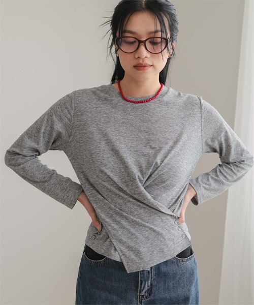 miette(ミエット)の「サイドボタンカシュクールトップス(Tシャツ/カットソー・レディース・ブラック/オフホワイト/杢グレー/ブラウン・S/M/L)」の3枚目の写真