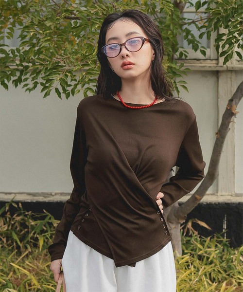 miette(ミエット)の「サイドボタンカシュクールトップス(Tシャツ/カットソー・レディース・ブラック/オフホワイト/杢グレー/ブラウン・S/M/L)」の4枚目の写真