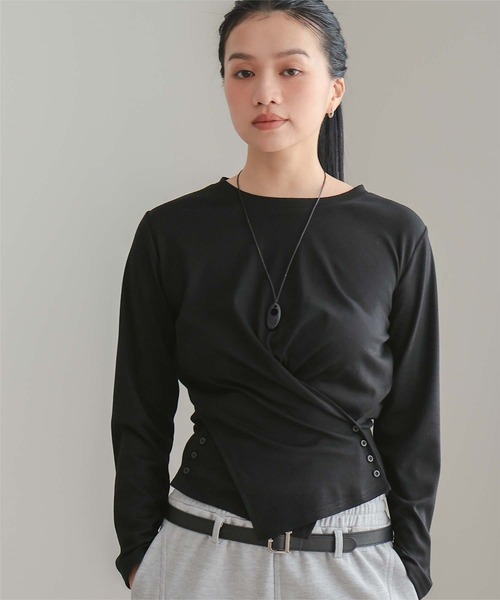 miette(ミエット)の「サイドボタンカシュクールトップス(Tシャツ/カットソー・レディース・ブラック/オフホワイト/杢グレー/ブラウン・S/M/L)」の2枚目の写真