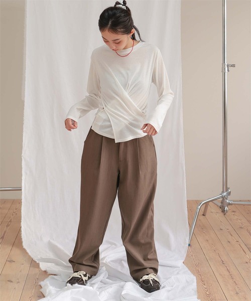 miette(ミエット)の「サイドボタンカシュクールトップス(Tシャツ/カットソー・レディース・ブラック/オフホワイト/杢グレー/ブラウン・S/M/L)」の11枚目の写真