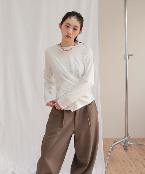miette(ミエット)の「サイドボタンカシュクールトップス(Tシャツ/カットソー・レディース・ブラック/オフホワイト/杢グレー/ブラウン・S/M/L)」の15枚目の写真
