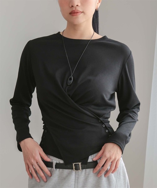 miette(ミエット)の「サイドボタンカシュクールトップス(Tシャツ/カットソー・レディース・ブラック/オフホワイト/杢グレー/ブラウン・S/M/L)」の5枚目の写真