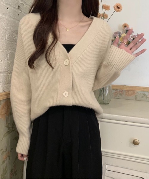Beststore(ベストストア)の「フェミニン ニットカーディガン ゆったり レディース(カーディガン/ボレロ・レディース・イエロー/パープル/ベージュ/ワインレッド/ピンク/ライトグリーン/ブルー/ブラック/アイボリー/オレンジ・FREE)」の12枚目の写真