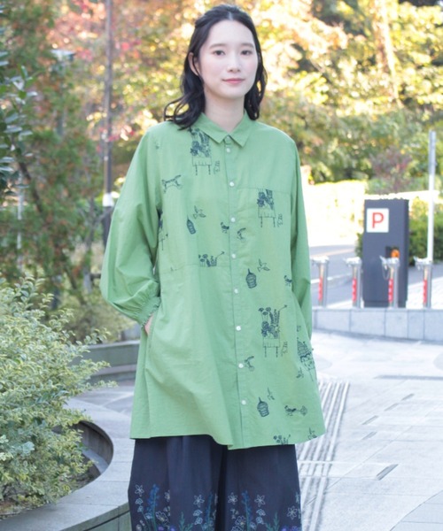 SUPER HAKKA（スーパーハッカ）の「SUPER　HAKKA×マツモトヨーコ　コットンスラブ「大切にしていること」単色刺繍チュニックブラウス（シャツ/ブラウス・レディース・ネイビー/グリーン・FREE）」の2枚目の写真