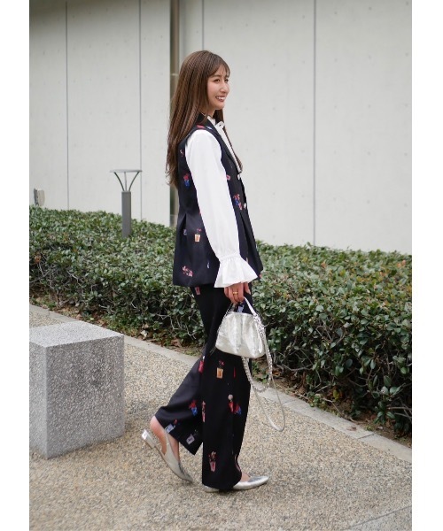 BeBeoD（べベッド）の「フラワーガーデンタックデザインパンツ（その他パンツ・レディース・ブラック/ホワイト/ネイビー・フリー）」の3枚目の写真