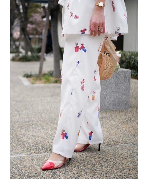 BeBeoD（べベッド）の「フラワーガーデンタックデザインパンツ（その他パンツ・レディース・ブラック/ホワイト/ネイビー・フリー）」の8枚目の写真