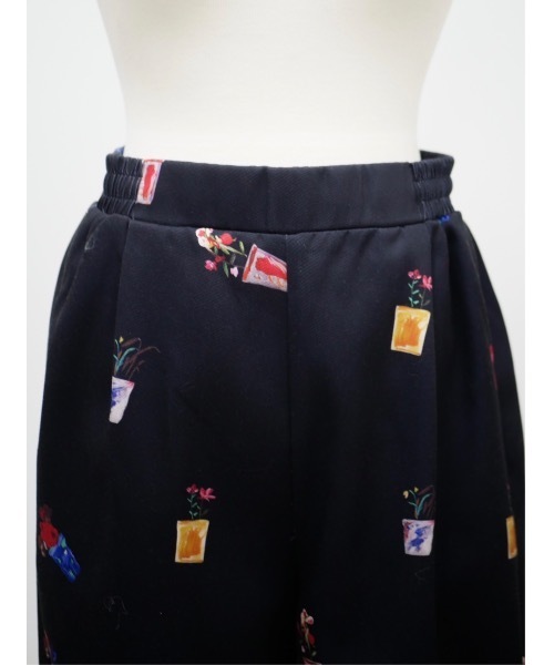 BeBeoD（べベッド）の「フラワーガーデンタックデザインパンツ（その他パンツ・レディース・ブラック/ホワイト/ネイビー・フリー）」の13枚目の写真
