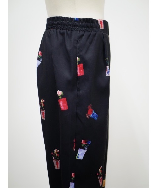 BeBeoD（べベッド）の「フラワーガーデンタックデザインパンツ（その他パンツ・レディース・ブラック/ホワイト/ネイビー・フリー）」の14枚目の写真