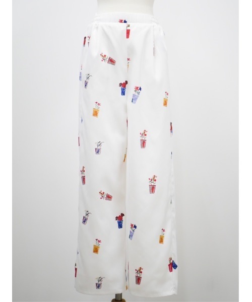 BeBeoD（べベッド）の「フラワーガーデンタックデザインパンツ（その他パンツ・レディース・ブラック/ホワイト/ネイビー・フリー）」の9枚目の写真
